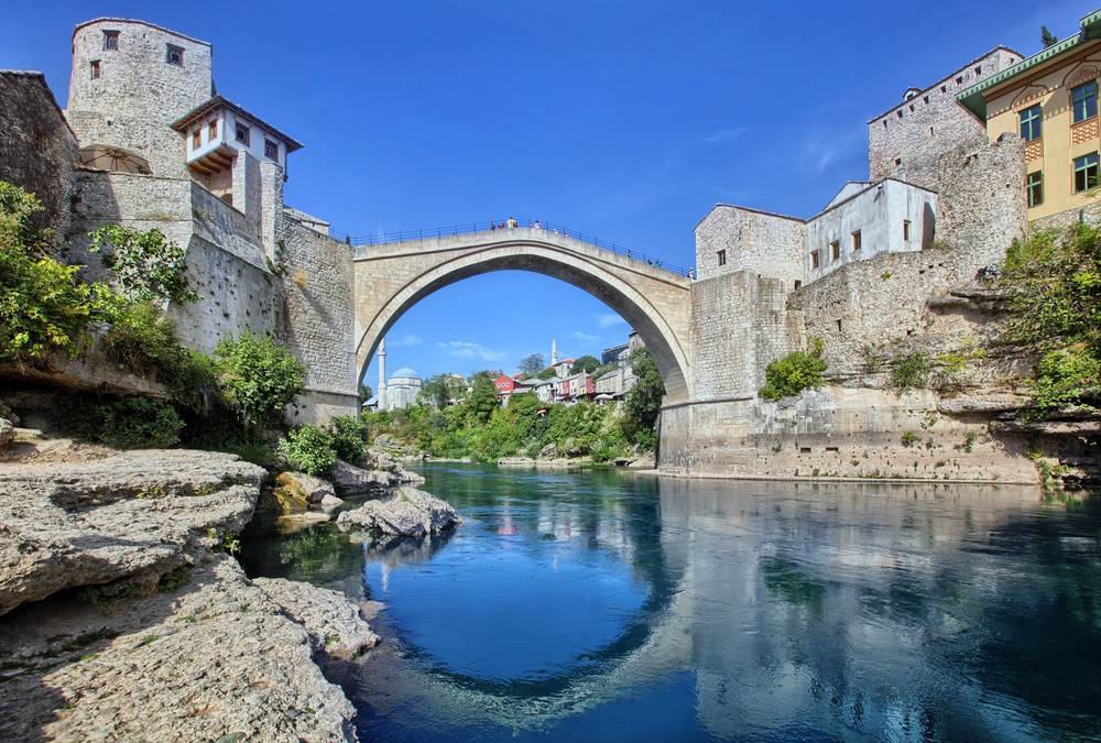Tarihi Mostar Köprüsü’nü görün  