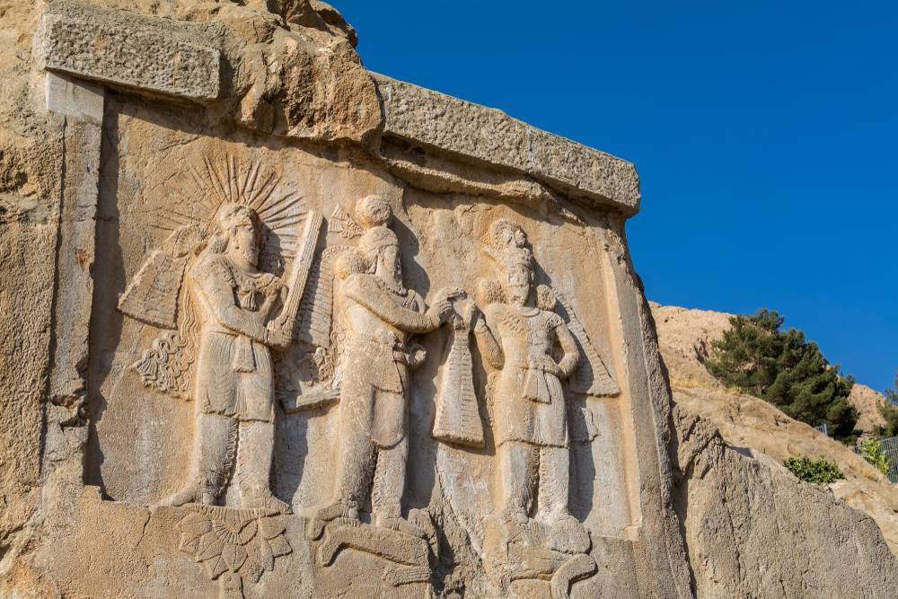 İran’ın köklü tarihinden yadigar Taq-e Bustan ve Bistun İslam yazıtını görün   