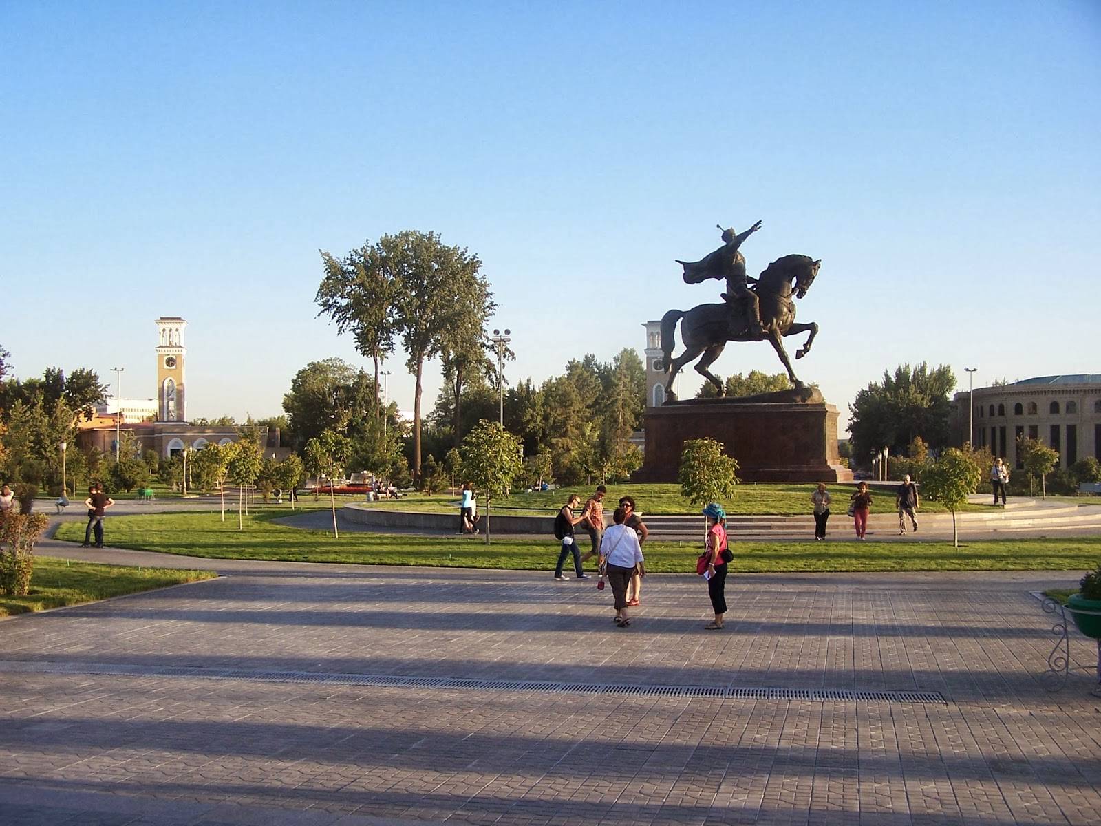 Esir Timur Meydanı
