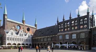Markplatz ve Rathaus: