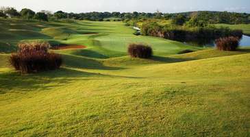 Uluslararası Golf Kulübü’nü ziyaret edip, el oyması yüzlerce heykeli inceleyin