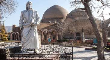 Ünlü şair Afzaladdin Bedel Khagani‘nin heykelini inceleyin  