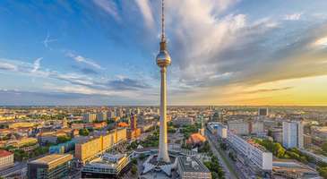 Alexanderplatz Meydanı’nda kahvenizi yudumlayın