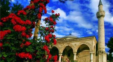  Ayşe Kadın Camii’nin hüzünlü hikayesini dinleyip, farklı mimarisini inceleyin 