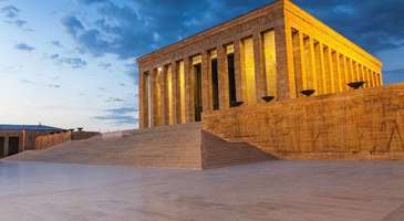 Anıtkabir'i ziyaret edin