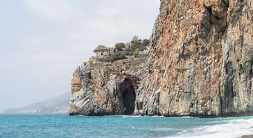 Plajlar ve koylarda Akdeniz’in turkuaz suları ile buluşun