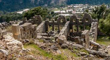 Arykanda Antik Kenti’nin stadyumunda yürüyün