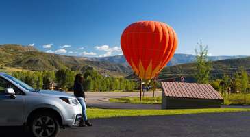 Balona binin ve şehri havadan dolaşın  