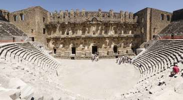 Aspendos Antik Kenti’nin amfi tiyatrosunun sahnesine çıkıp en sevdiğiniz şarkıyı söyleyin