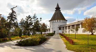 Astrahan Kremlin’de yürüyüş turlarına katılın