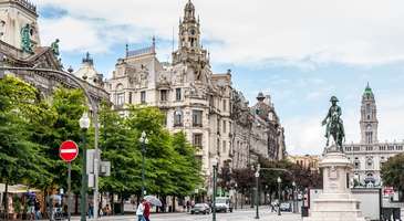 Avenida dos Aliados Caddesi’nde alışverişe çıkın  