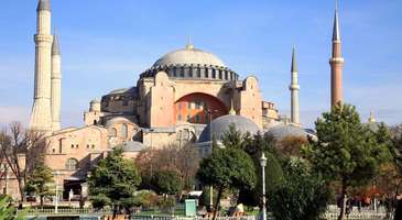 Ayasofya'yı seyre dalın