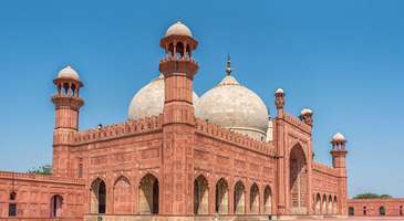 Badshahi Camisi’nde dua edin 