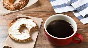 Bagel ve kahve keyfi yapın 