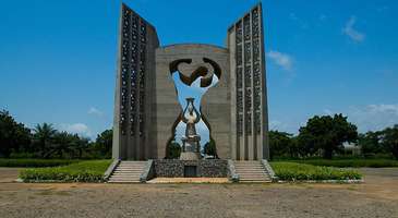 Bağımsızlık Anıtı (Monument de I'independence) önünde fotoğraf çektirin