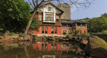 Beitou Kaplıcası’nda şifalı sularda yüzün