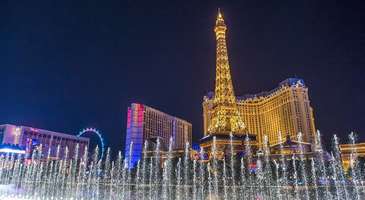 Işık ve su gösterilerini izleyin 