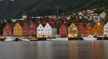 Bergen Limanı’nın çevresindeki ahşap evleri fotoğraflayın