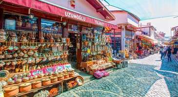 Sanat ve emek kokan tarihi çarşısında dolaşın