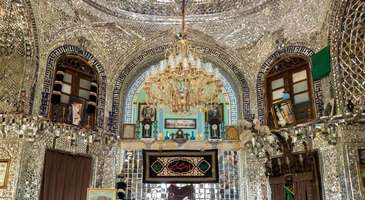 Biglar Beigi Tekyeh’in aynalarındaki sanat eserini izleyin