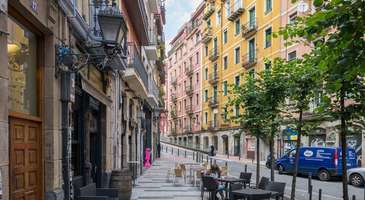 Gran Via’da mağaza vitrinlerini inceleyin  