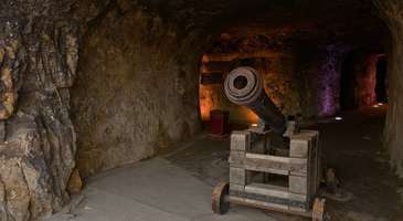 Bock CaseMates’in yeraltı tünellerini ve mağaralarını görün