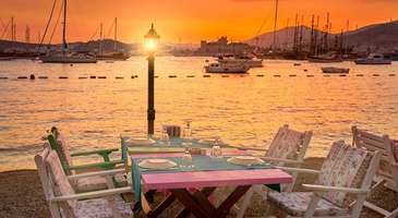 Sahilindeki restoranlarda mezelerin ve deniz ürünlerinin lezzetine doyun