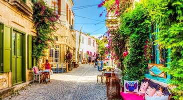 Bodrum sokaklarında yürüyüş yapın