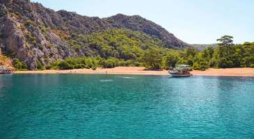 Boğsak Koyu’nda Akdeniz’in mavi sularına dalın