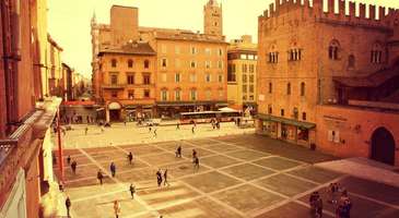 ‘Şehrin kalbi’ Piazza Maggiore’de turlayın  