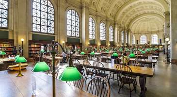 Boston Halk Kütüphanesi’nde kitap okuyun 