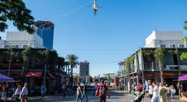 Little Stanley Caddesi’nde vitrinleri inceleyin ve alışveriş yapın  