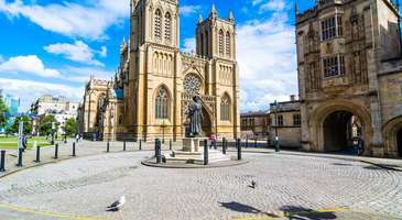 Bristol Katedrali’ni gezin, meydanda keyifli bir mola verin