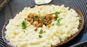 Bir Bratislava lezzeti Bryndzove Halusky’i deneyin