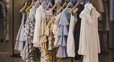 Alaçatı’nın butiklerinden hediyelik eşyalar ve giysiler satın alın  
