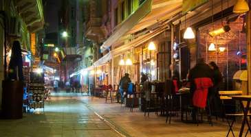 Şehrin kafe ve barlarında öğrencilerle eğlenin  