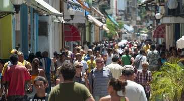Calle Obispo’da bir aşağı bir yukarı dolaşın 