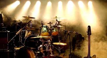 Canlı müzik performanslarının olduğu kafelere gidin