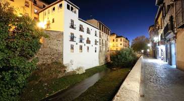 Carrera del Darro boyunca yürüyün 