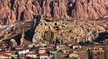 Çavuşin köyünde kayaların içine kurulmuş evleri dolaşın 