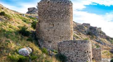 Orta Çağ'dan günümüze ulaşan Çembalo Kalesi'ni gezin