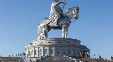 Sukhbaatar Meydanı’ndaki Cengiz Han heykelini yakından görün