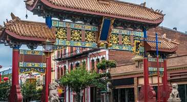 Chinatown’da Çin yemeklerini tadın ve hediyelik eşya alın  