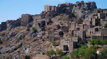 Anavatos Köyü’nün eski kalıntılarının arasında gezin 