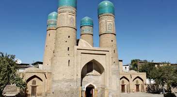 Dört minareli Chor Minor Medresesi’ni görmeden dönmeyin  
