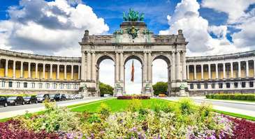 Cinquantenaire Parkı’nda yürüyüş yapın