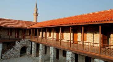 Çöllüoğlu Hanı’ndan günümüze kalanları görün  