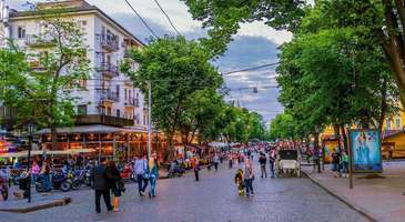 Deribasovskaya Caddesi'nde dolaşın