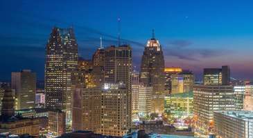 Şehir merkezinde gökdelenler arasında yürüyün