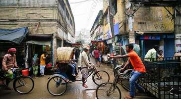 Şehrin caddelerindeki renklere karışın